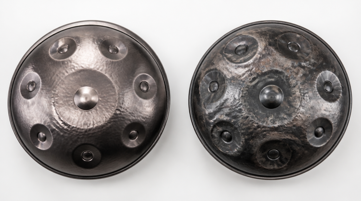 Comparaison entre un handpan finement accordÃ© et une copie Ã  la surface irrÃ©guliÃ¨re Image